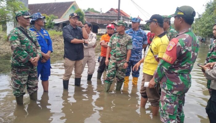 Komandan Kodim 0814/Jombang Kunjungi Korban Banjir dan Berikan Paket Sembako