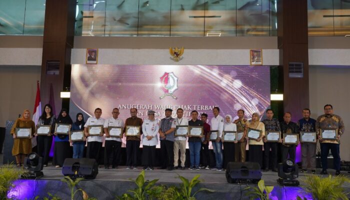 Pemkab Bojonegoro Berikan Penghargaan di Anugerah Wajib Pajak Daerah Terbaik dan Desa Teraktif 2024