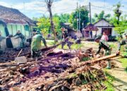 Babinsa Koramil Sugihwaras Bojonegoro bersama Warga bersih-bersih Reruntuhan Rumah di Metales