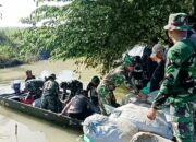 Karya Bakti Lanjutan, Babinsa Koramil Kanor Bojonegoro bantu Penutupan Tanggul Jebol di Kedungprimpen