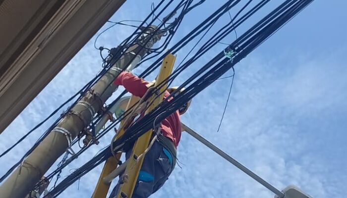 PLN Icon Lakukan Perapihan dan Pendataan kabel ilegal di Tiang PLN Kota Surabaya, Demi Estetika dan Jaga Keandalan Jaringan