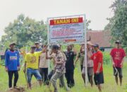 Bersama- Sama, Warga Desa Pulosari Pasang Plang Besi Yang Bertuliskan Tanah Dikuasai 24 Kepala Keluarga 