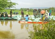 Semangat Juang Tak Kenal Lelah, Babinsa Kodim Bojonegoro dan Masyarakat Benahi Tanggul Jebol