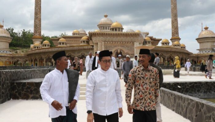 Pj Bupati Adriyanto Tunaikan Sholat Jum’at Perdana, di Masjid Wisata Religi