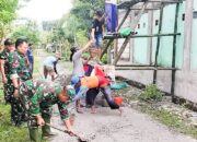 Anggota Koramil 03/Balen Kodim 0813 Bojonegoro Karya Bakti Cor Atap Musholla bersama Warga Desa Lengkong
