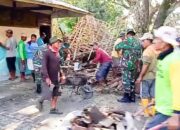 Babinsa Koramil Kepohbaru Bojonegoro dan Warga Gotong Royong bersihkan Reruntuhan Gedung SDN Pejok