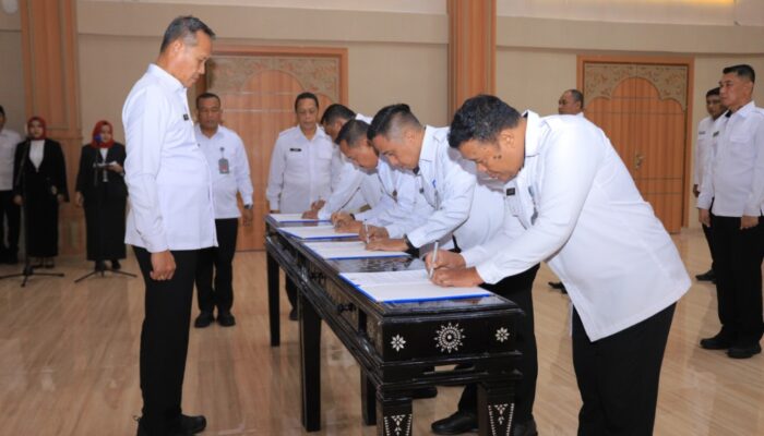 Kakanwil Ditjenpas Jatim Lantik Sejumlah Pejabat Baru serta Canangkan Pakta Integritas dan Perjanjian Kinerja 2025