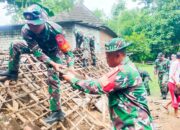 Babinsa Kepohbaru Bojonegoro dan Warga, Gotong Royong Membersihkan Material Rumah Roboh di Desa Brangkal