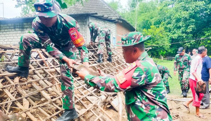 Babinsa Kepohbaru Bojonegoro dan Warga, Gotong Royong Membersihkan Material Rumah Roboh di Desa Brangkal