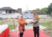 Dukung program Ketahanan Pangan Polres Bojonegoro Bersama Pemkab dan Kodim 0813 Tebar Benih Ikan di Kolam Mapolres