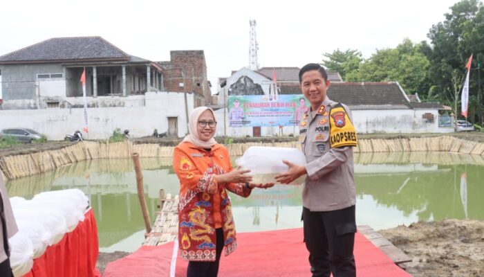 Dukung program Ketahanan Pangan Polres Bojonegoro Bersama Pemkab dan Kodim 0813 Tebar Benih Ikan di Kolam Mapolres