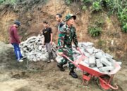 Babinsa Koramil 0806-11/Panggul dan Warga Sawahan Kompak Bangun Jalan Desa