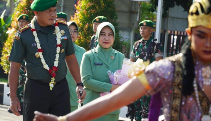 Penyambutan Danrem 081/DSJ Kolonel Arm Untoro Hariyanto Diiringi Tarian Cucuk Lampah 