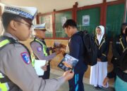 Hari ke-Empat Ops. Keselamatan Semeru 2025, Satlantas Polres Bojonegoro Gelar Binluh ke Pengguna Jalan dan Pelajar