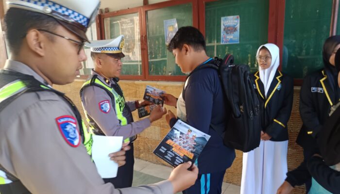 Hari ke-Empat Ops. Keselamatan Semeru 2025, Satlantas Polres Bojonegoro Gelar Binluh ke Pengguna Jalan dan Pelajar