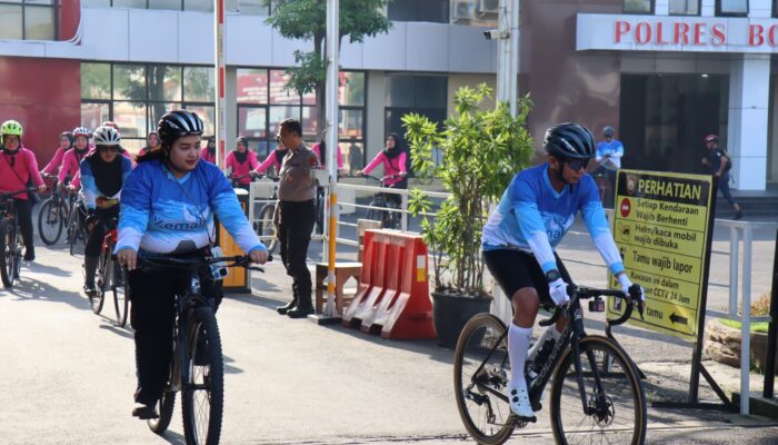 Jaga Kesehatan Bersama Pengurus Bhayangkari, Kapolres Bojonegoro Gowes Bareng