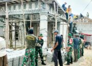 Babinsa Koramil Bubulan Bojonegoro bantu Warga Ngorogunung Pasang Genteng Rumah