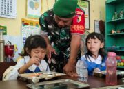 Patikan Penerima Sasaran Program MBG, Babinsa Kodim Bojonegoro Kawal Pendistribusian