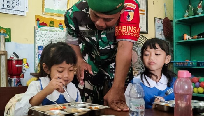 Patikan Penerima Sasaran Program MBG, Babinsa Kodim Bojonegoro Kawal Pendistribusian