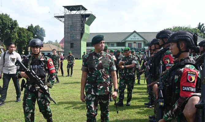 Kunker ke Batalyon Infanteri 500/Sikatan, Pangdam V/Brawijaya Cek Kesiapan Personel