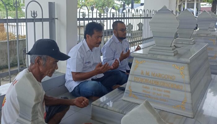 Plt. Ketua SMSI Jawa Tengah Ziarah ke Makam RM. Margono Djojohadikusumo