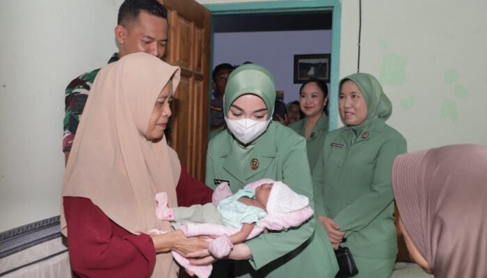 Pelukan untuk Khalisa dari Ketua Persit KCK PD V/Brawijaya