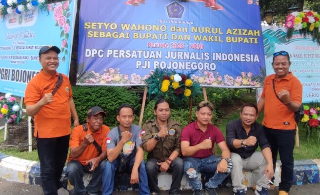 DPC PJI Bojonegoro Berikan Ucapan Selamat Kepada Setyo Wahono dan Nurul Azizah dengan Karangan Bunga
