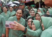 Tinjau Stand UMKM Korem 081/DSJ, Ketua Umum Persit Puji Kreativitas Anggota