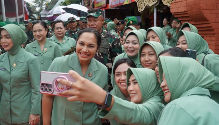 Tinjau Stand UMKM Korem 081/DSJ, Ketua Umum Persit Puji Kreativitas Anggota