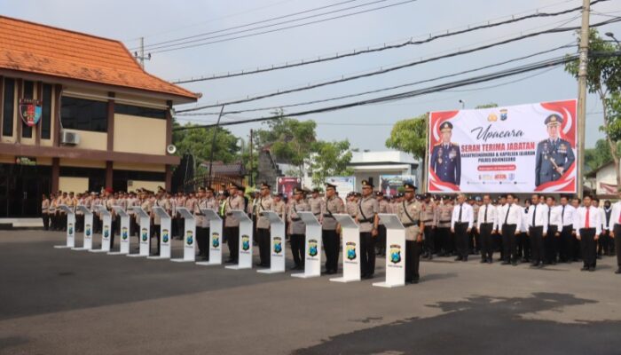 Polres Bojonegoro Gelar Upacara Sertijab Kasat Resnarkoba dan Delapan Kapolsek Jajaran