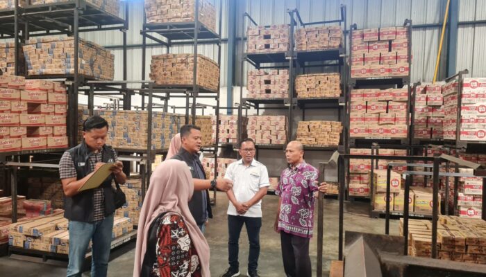 Satreskrim Polres Bojonegoro dan TPID Lakukan Sidak Distributor Guna Pastikan Ketersediaan Bapok 