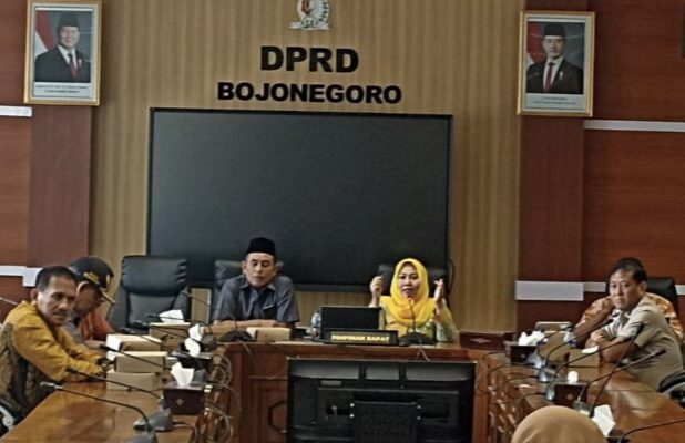 Wakil Ketua III DPRD Bojonegoro Mitro’atin Pimpin Raker Gabungan Bahas Ganti Rugi Tanah Warga Ngrowo