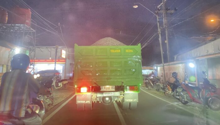 Pengangkutan Material di Malam Hari di Desa Campurejo Meresahkan Warga