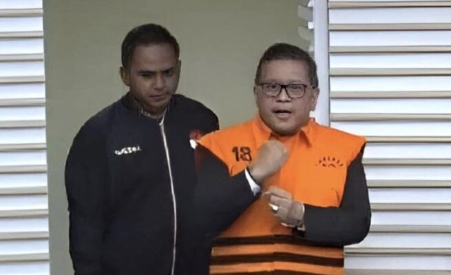 Ekspresi Sekjen PDI P, Kasih Kepalan Tangan Salam Perjuangan Saat Ditahan KPK