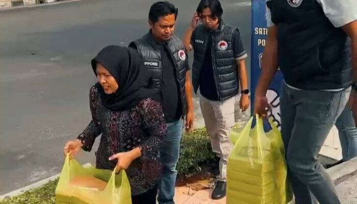Jum’at Berbagi, Sat Resnarkoba Polres Tuban Bagikan Nasi Kotak Sambil Menghimbau Bahayanya Narkoba