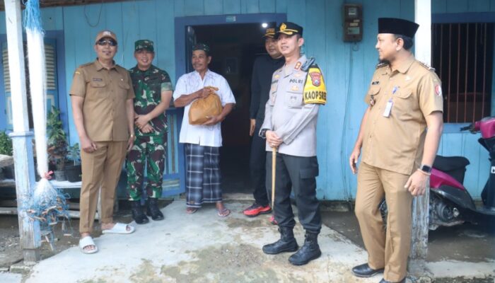 Banjir Rendam Ratusan Rumah di Baureno, Kapolres, Dandim 0813, dan Ketua DPRD Bojonegoro Salurkan Bansos
