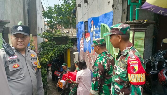 Koramil 0830-19/Karangpilang Distribusikan Bantuan Makanan untuk Warga Terdampak Banjir