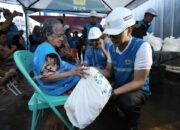 Di Bulan Ramadhan 1446 H, PLN Kontrol Keamanan Kelistrikan, Bantu Evakuasi Warga di Tengah Banjir Bekasi