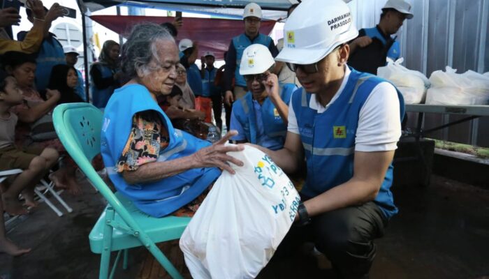 Di Bulan Ramadhan 1446 H, PLN Kontrol Keamanan Kelistrikan, Bantu Evakuasi Warga di Tengah Banjir Bekasi