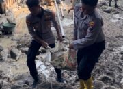 Pasca Banjir Bandang, TNI-Polri Bersama Warga Kecamatan Gondang Gotong Royong Bersihkan Lumpur