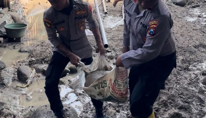 Pasca Banjir Bandang, TNI-Polri Bersama Warga Kecamatan Gondang Gotong Royong Bersihkan Lumpur