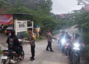 Momentum Bulan Suci, Kapolsek Sekar Berbagi Takjil di Depan Mapolsek