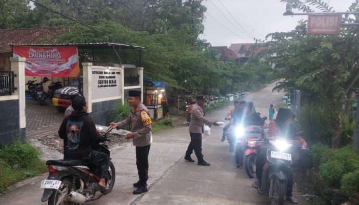 Momentum Bulan Suci, Kapolsek Sekar Berbagi Takjil di Depan Mapolsek