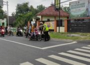 Berbagi Takjil, Rutinitas Polsek Temayang di Bulan Ramadhan
