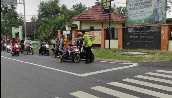 Berbagi Takjil, Rutinitas Polsek Temayang di Bulan Ramadhan