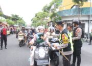 Semarakan Bulan Suci Ramadhan, Polres Bojonegoro Bagi Takjil