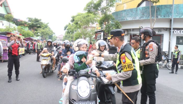 Semarakan Bulan Suci Ramadhan, Polres Bojonegoro Bagi Takjil