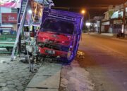 Kecelakaan Lalu Lintas di Tuban, Truk Terjungkir dan Mengalami Kerusakan