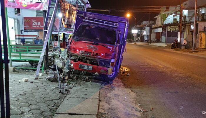 Kecelakaan Lalu Lintas di Tuban, Truk Terjungkir dan Mengalami Kerusakan
