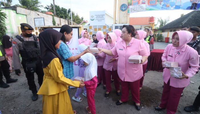 Hut YKB ke-45, Kapolres Bersama Ketua PYKB Cabang Bojonegoro Bagikan Takjil